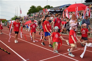 Einzug der Vereine ins Haldenbergstadion: Kinder des TV Uhingen