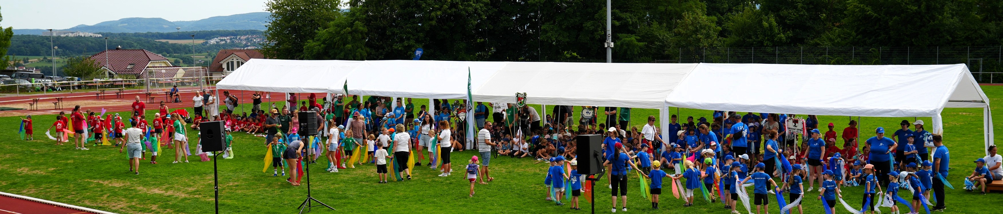 Festnachmittag mit Kindern des Elementarbereichs auf dem Platz Festnachmittag mit Kindern des Elementarbereichs auf dem Platz
